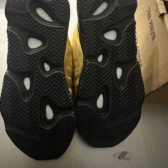 Yezzy 700 all black & yellow new with tags! - Picture 3 of 4